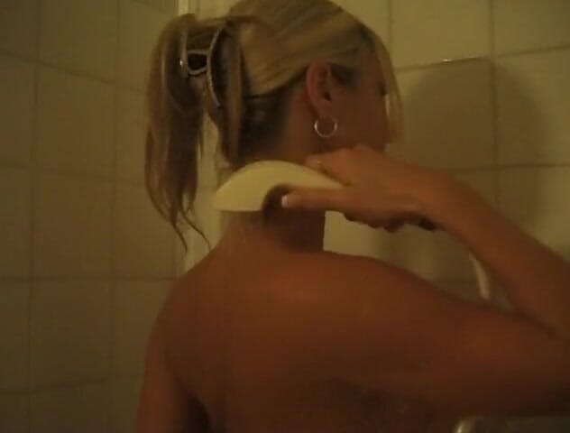 Flash Model Amateurs: Lei fa una doccia sensuale