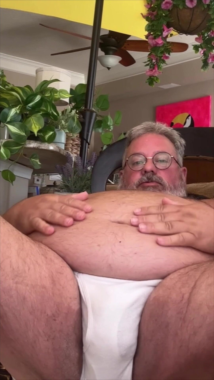 Hand-Free-Daddy-Chub: Göbek çok büyük. Sevimli oyuncak ayı üzerinde göbek
