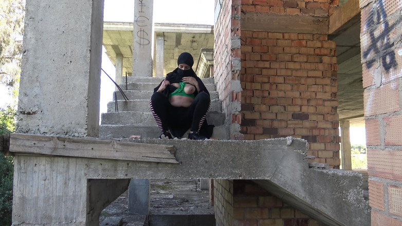 Souzan Halabi: 유유 가슴을 가진 헬리오폴리스의 유명한 아내가 사무실을 닫고 자신을 기쁘게 하기 위해 외출합니다.