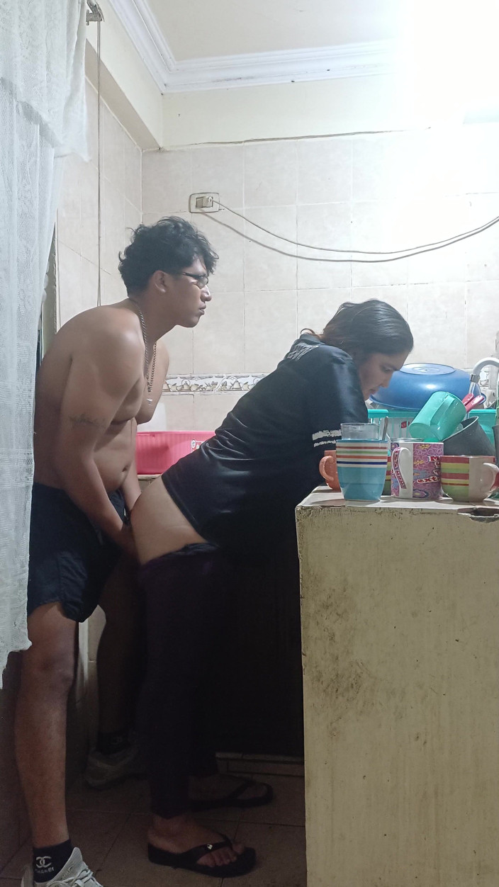 Eatrella j: Eu fodo minha meia-irmã na cozinha, minha madrasta quase nos...