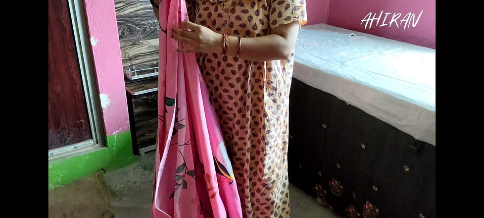 Aahan Ahiran: Indická dívka skládá oblečení ve své ložnici