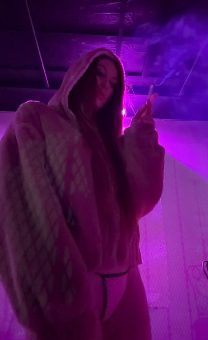 Artemisia Love: Una țigară, îmbrăcată în bikini și o geacă la club