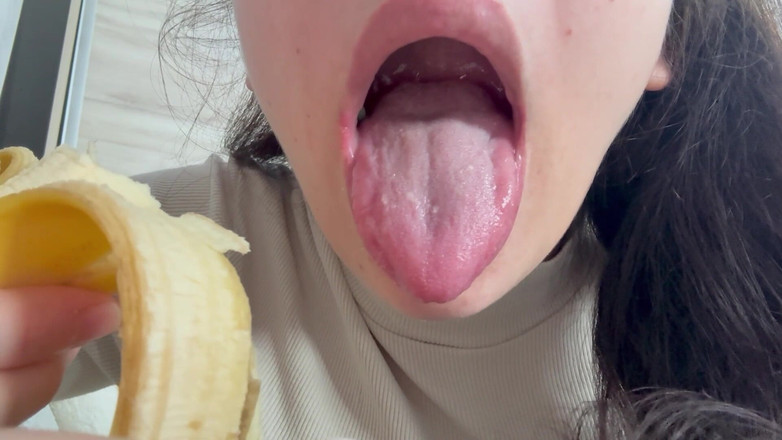 AmayaMori: Gigantka macocha zjada banana, ale widzi