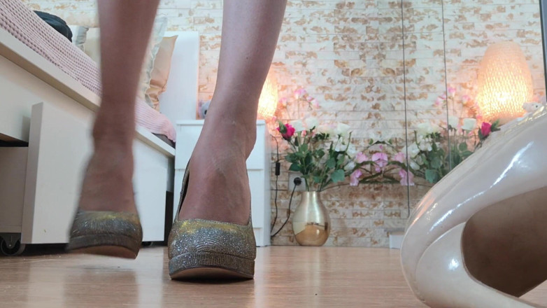Erotic Tanya: Addicted to my shoes