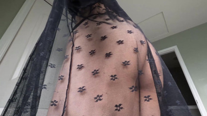 Mistress Mel: Aku lagi asik pamer pantat bahenolnya!