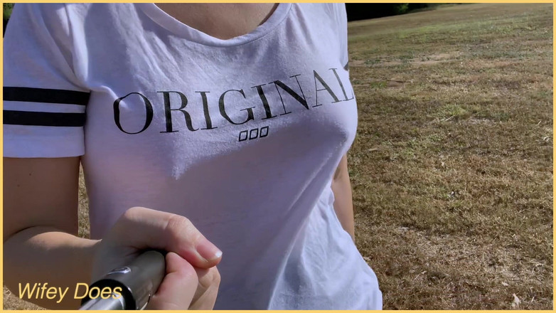 Wifey Does: Evli kadın golf sahasında sütyensiz dolaşıyor