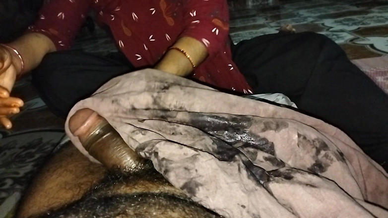 Renu badi gand wali: Hintli evli kadın geceleri yumuşak ellerini kullanarak kocasının üyesine yağ ile...