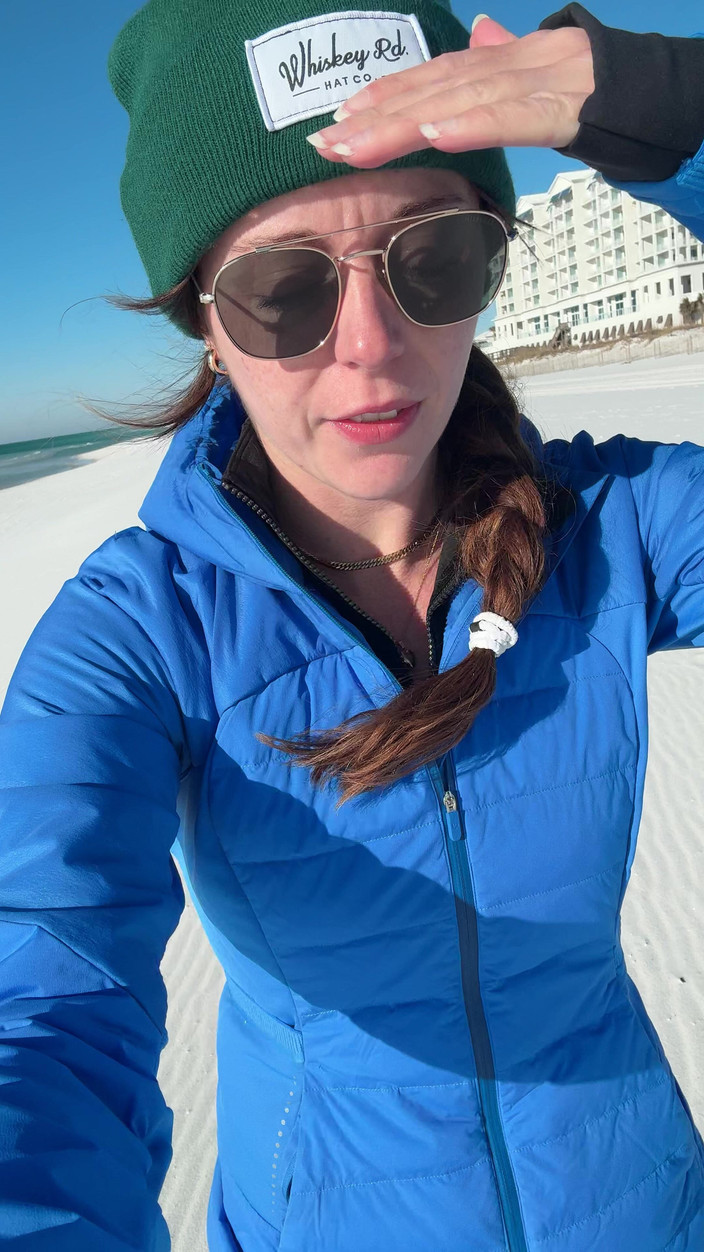 Nadia Foxx: Procházka po pláži volá po rychlém orgasmu!