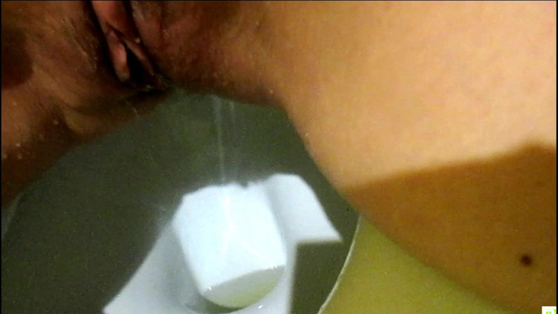 Sexi Lenka: Gorgeous trickle of piss from my vagina