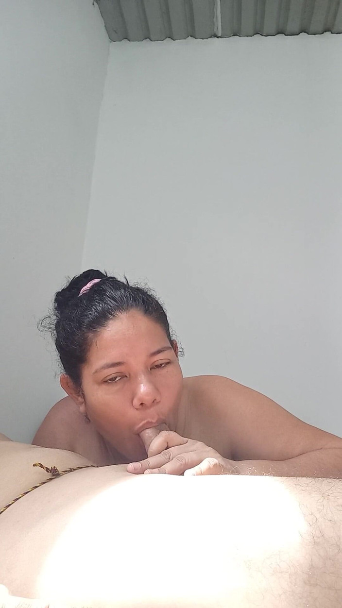 Valkyrieandluigy: Una bella ragazza fa un pompino