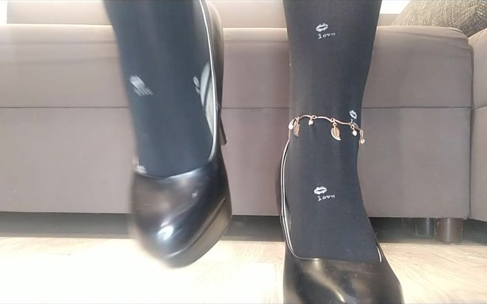 Monica Nylon: Ayak fetişi, siyah naylon ve yüksek topuklu ayakkabılar