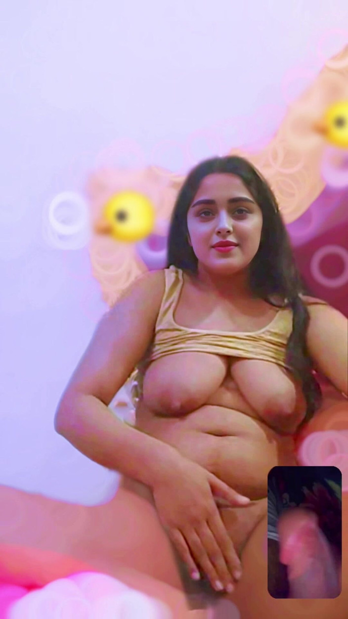Your_aisha: Gadis India desi mengobel dan menunjukkan payudaranya di panggilan video 