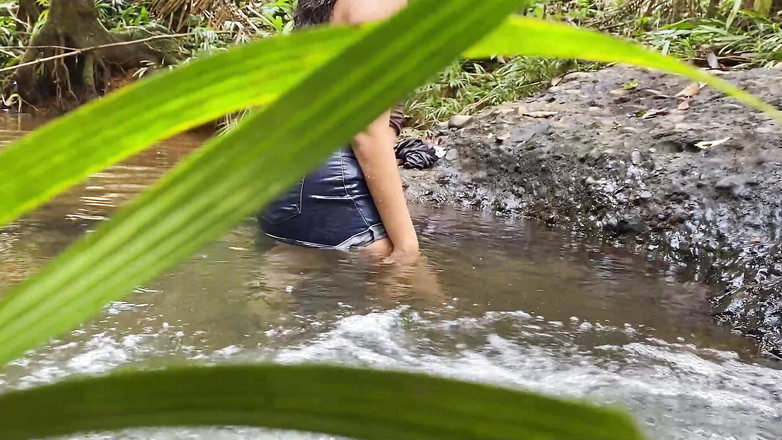 MiaSaintLove: Flickan filmas i floden och du kan se transparensen