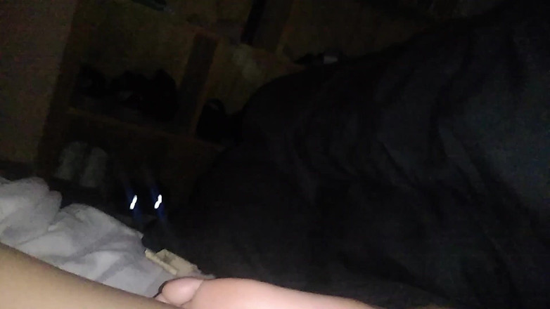 Bananacaseros: Spiarla sotto le coperte Video completo su Faphouse