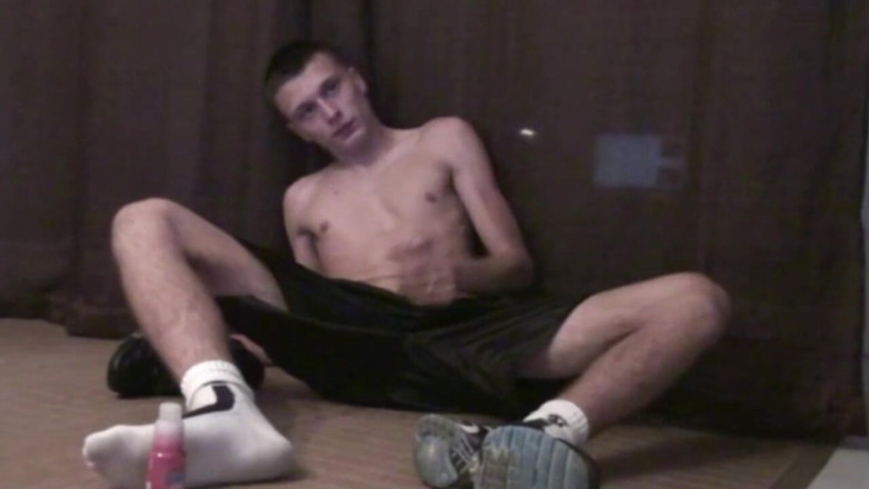 Sneaker gay: Masturbation sniffing sneakers