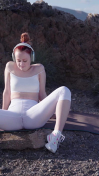 Pelirroja hace pis en las montañas después de entrenamiento de yoga