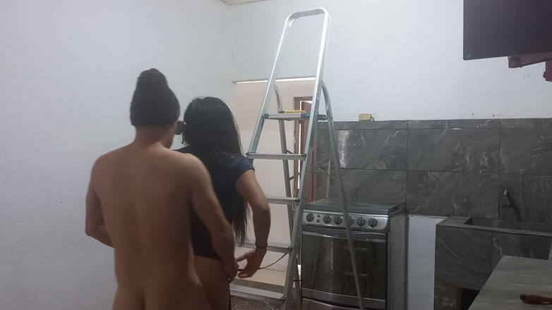 Martin13: Elektrikçinin güzel bir yüzü, atletik vücudu ve büyük bir penisi...