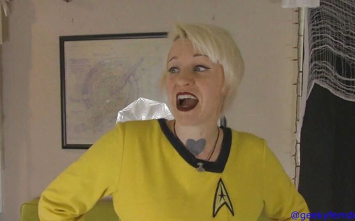 Geeky Femdom: Thuyền trưởng bắt gặp bạn gooning với cô ấy trên holodeck