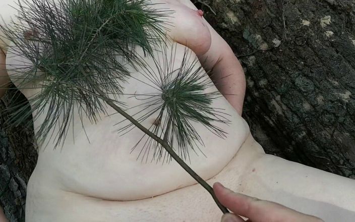 Bouncy Tits Action: Tuttträning och piska i skogen