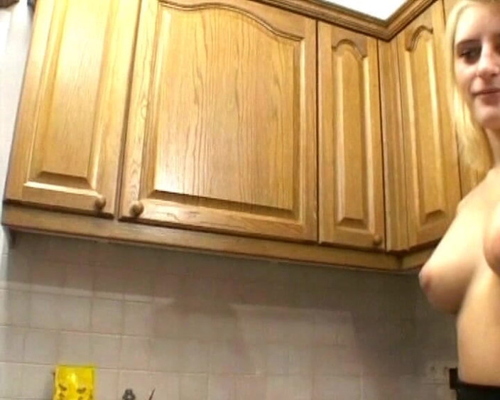 Busty German Sluts: 漂亮的德国女郎喜欢挑逗并被指交