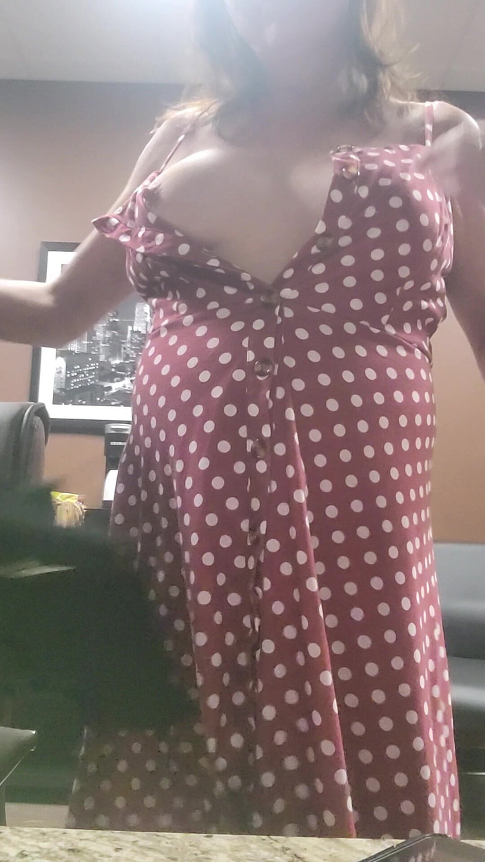 EliteLadyS: 用一个瓶子操自己，在工作中取悦