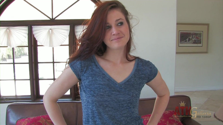 ATKIngdom: Джессіка Медісон показує свої маленькі рожеві цицьки, коли вона бере інтерв'ю.