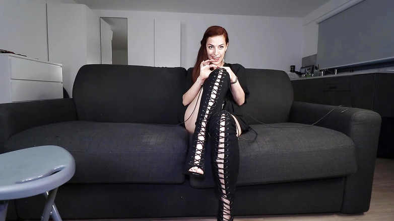 Carolina Iena: Дрочка ногами и подошвами с красными ногтями на ногах