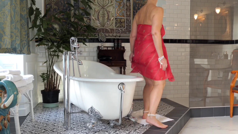 Selena701: Mature Blonde Wife Enjoys Sex in the Bathroom