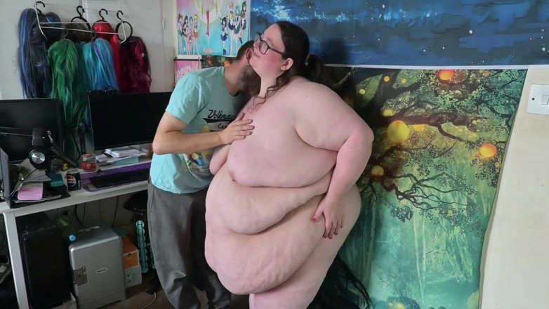 SSBBW Hunter: Stripping and Caressing SSBBW