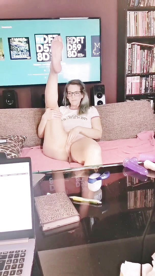 Mybuttography: Liveshow geile huisvrouw/nerdy meisje