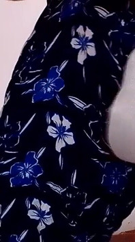 Üvey kız kardeşinin çiçek pantolonunu ve beyaz külotunu giyerken sisna'ya dikkat çekiyor