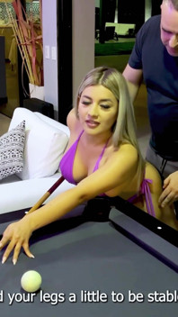 Je baise la belle-fille de mon patron pendant que je joue au billard