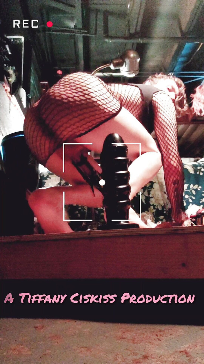 Tiffany Ciskiss: Sissy Butt Girl Tiffany Ciskiss Knullar röv på enorma leksaker