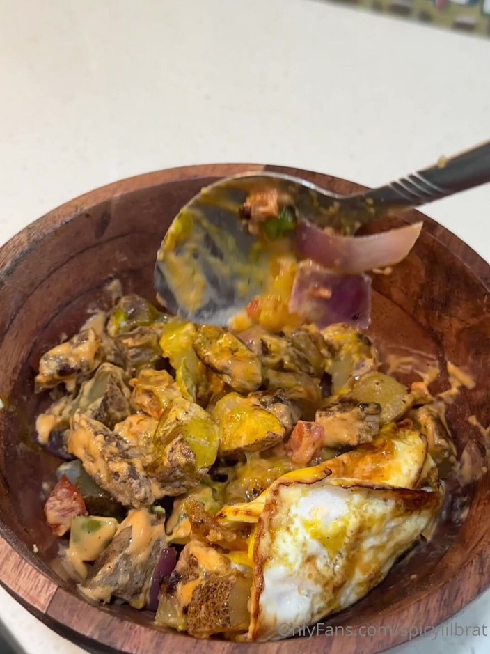 DMXTH: Темношкіра з великою дупою тверкнула голою на кухні під час приготування їжі