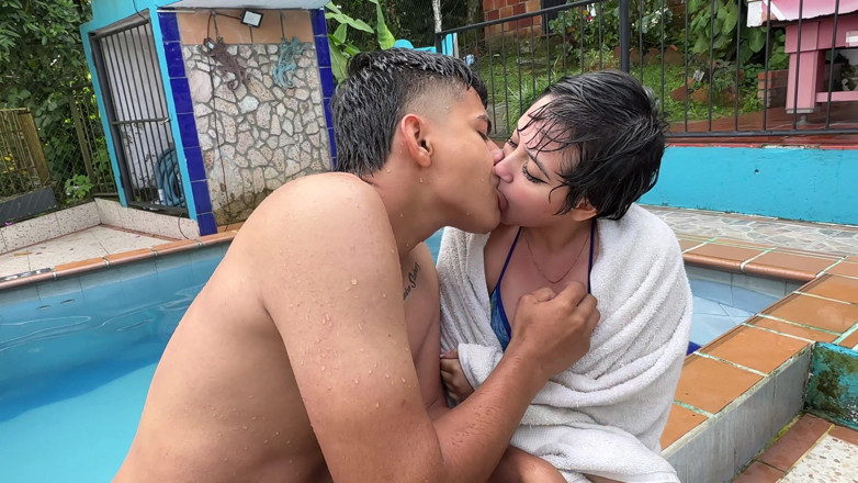 ManuelaAlvarez: Saya membantu adik tiri saya yang berpantat besar seksi jadi...