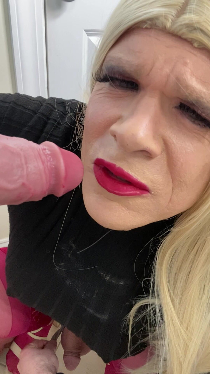 MadisonCD2025: Kadın kılıklı transseksüel seksi kadın kılıklı sürtük yarak emiyor ve...