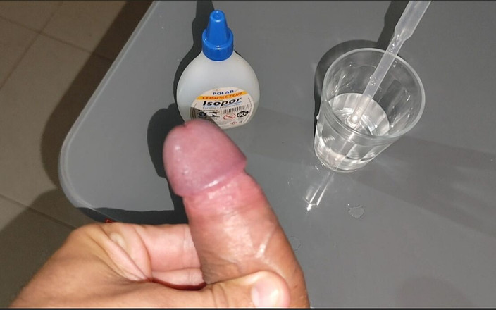 Straight Daddy Club: Lem dengan air yang diaplikasikan ke kontol mengangkat kontol