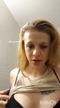 Bionda in bagno