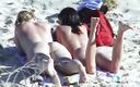 Sextermedia by Pete: Jonge lezzies houden van oliemassage op het strand