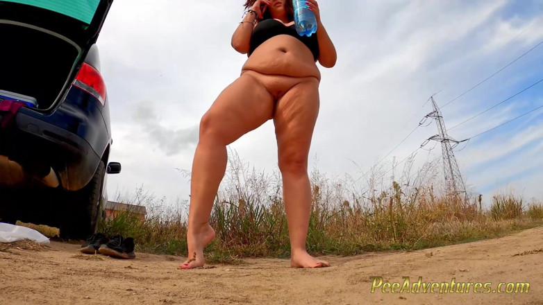 Pee Adventures: Une grosse brune fait pipi dans la nature