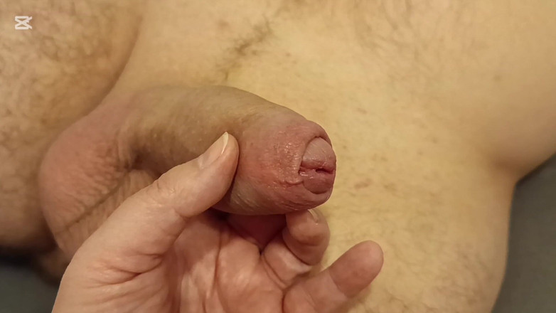 Whispering man: Büyük bir penisi muayene ediyor