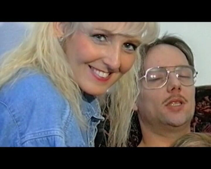 German Threesome: Coppia amatoriale tedesca si diverte mentre il giornalista guarda