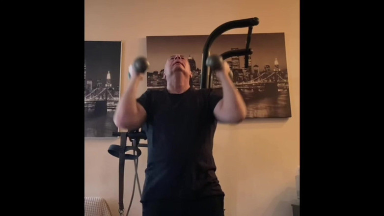 Alex Igogo: Thủ dâm và phòng tập thể dục