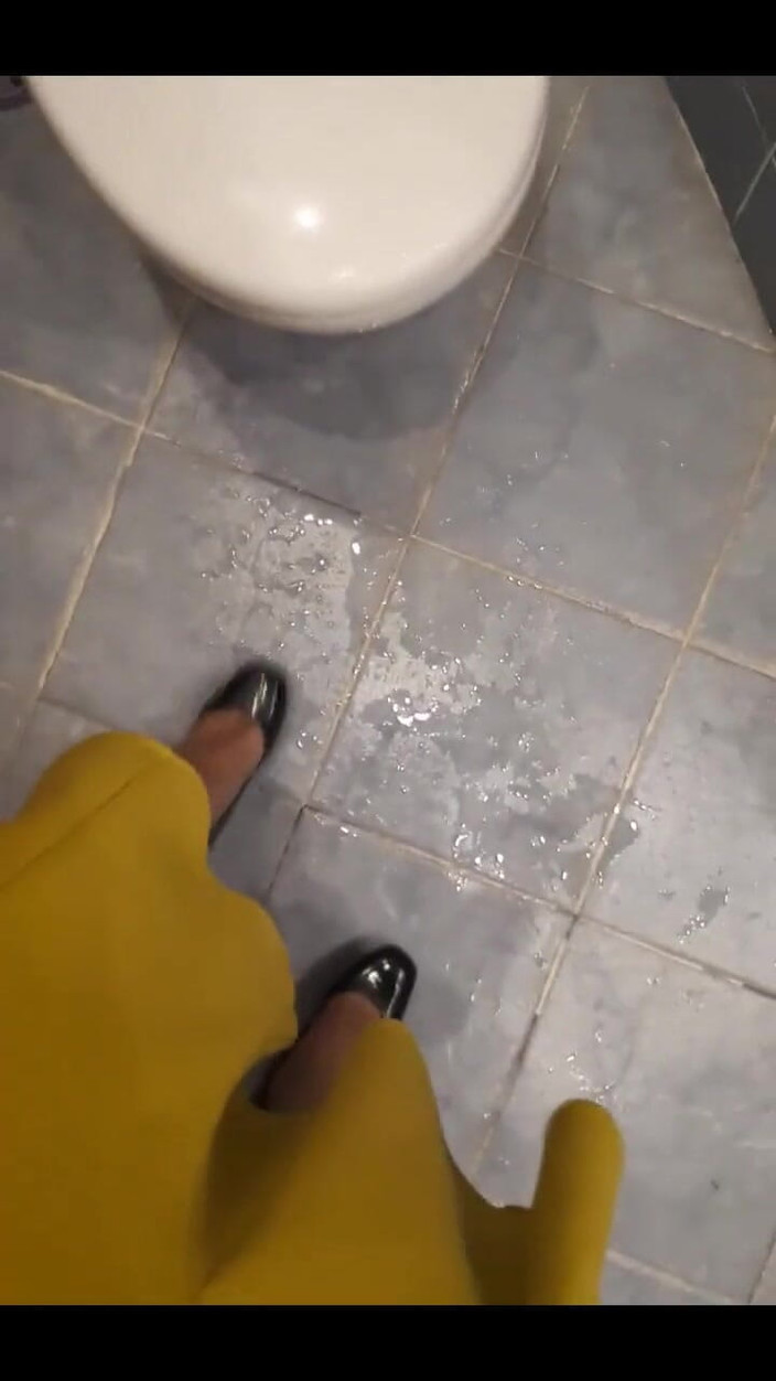 FrauleinP: Dnes jsem neměl šanci čůrat, tak mi vytéká imy měchýř