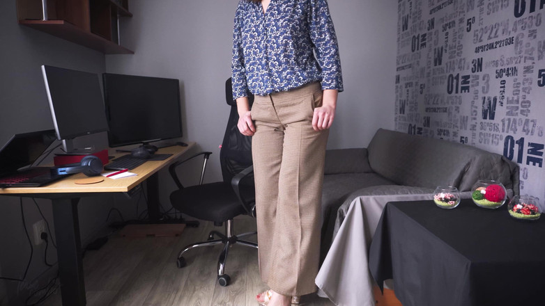 Teasecombo 4K: Gorąca sekretarka dokucza widoczna linia majtek w ciasnych spodniach roboczych