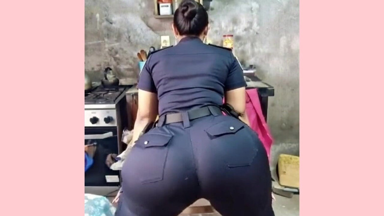 Xprohibidox1: Cur mare în rochie roz se mișcă