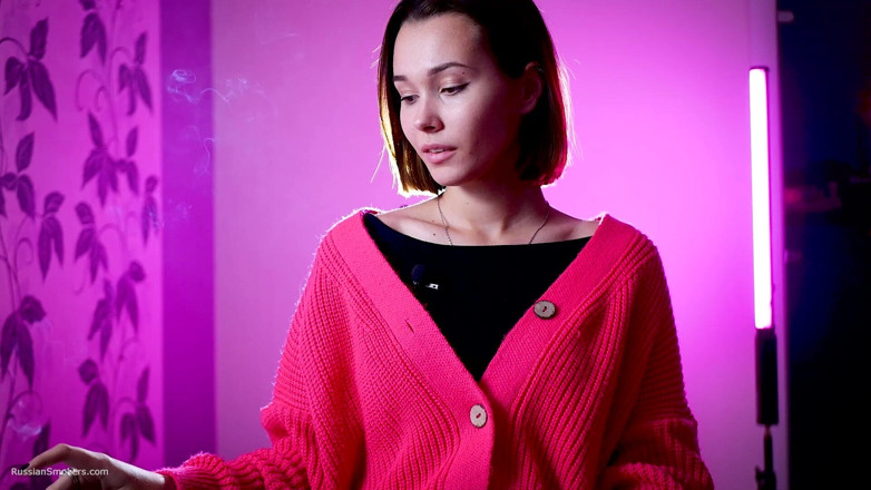 Russian Smokers: Awek Rusia cantik yang cantik mengusik rokok di luar
