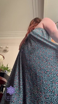 Kont met grote reet klappen in zomerjurk