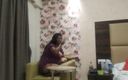 Hindi-Sex: Curvilínea indiana menina brinca com por buceta na cadeira