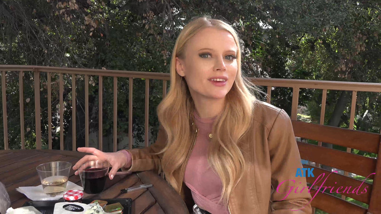 ATK Girlfriends: バーチャルバケーション - 屋外で食事をし、ベッドで寝てしまう